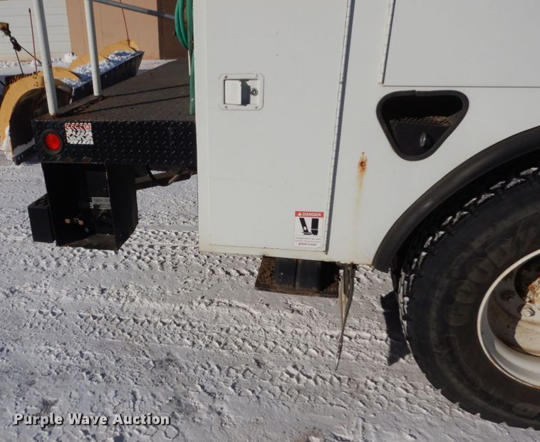 image for item FU9215 1999 International 4700 bucket truck