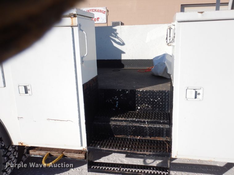 image for item FU9215 1999 International 4700 bucket truck