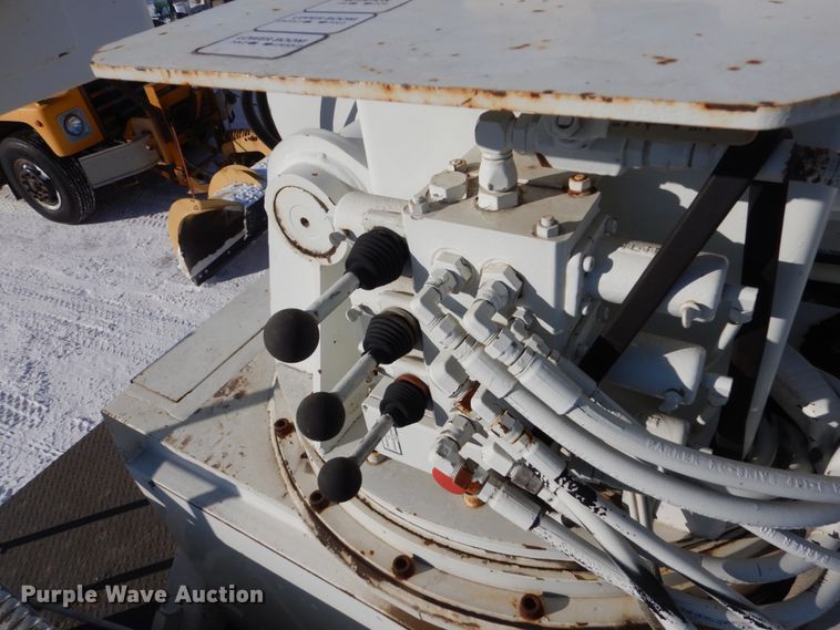 image for item FU9215 1999 International 4700 bucket truck