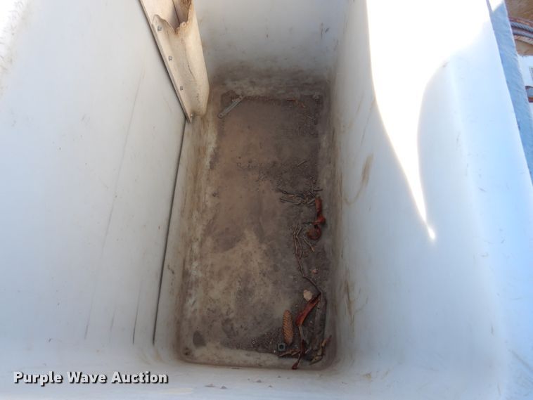 image for item FU9215 1999 International 4700 bucket truck