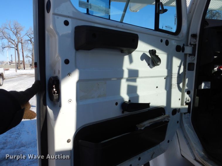 image for item FU9215 1999 International 4700 bucket truck