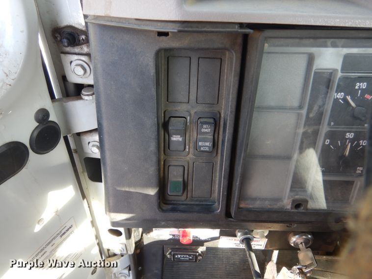 image for item FU9215 1999 International 4700 bucket truck