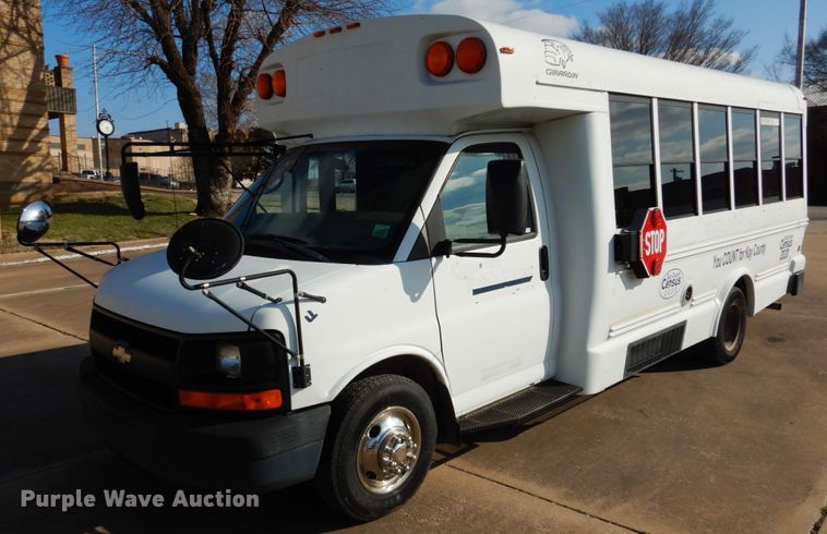 image for item GD9138 2005 Chevrolet Express G3500 shuttle bus