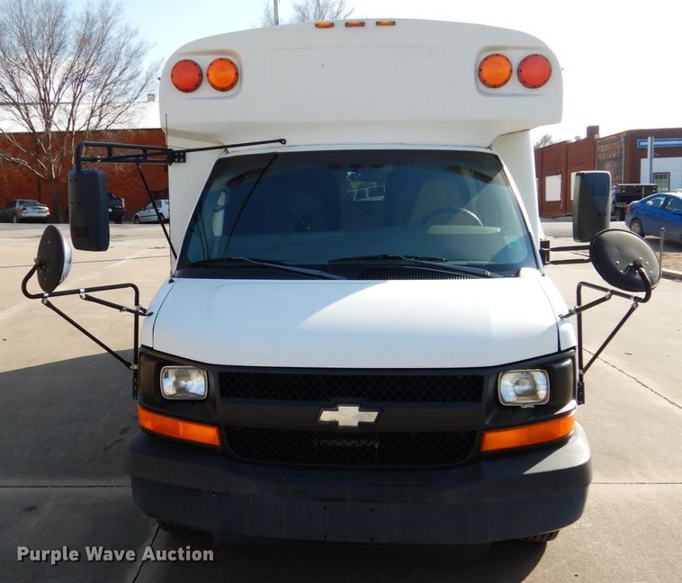 image for item GD9138 2005 Chevrolet Express G3500 shuttle bus