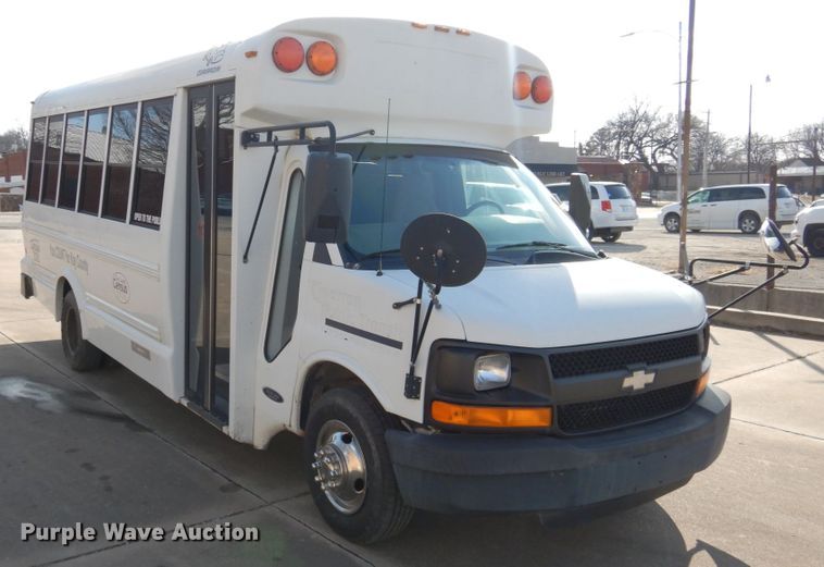 image for item GD9138 2005 Chevrolet Express G3500 shuttle bus