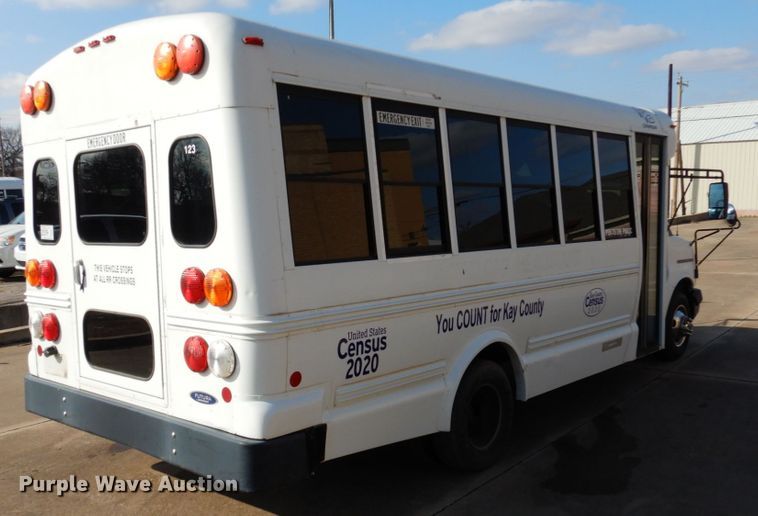 image for item GD9138 2005 Chevrolet Express G3500 shuttle bus