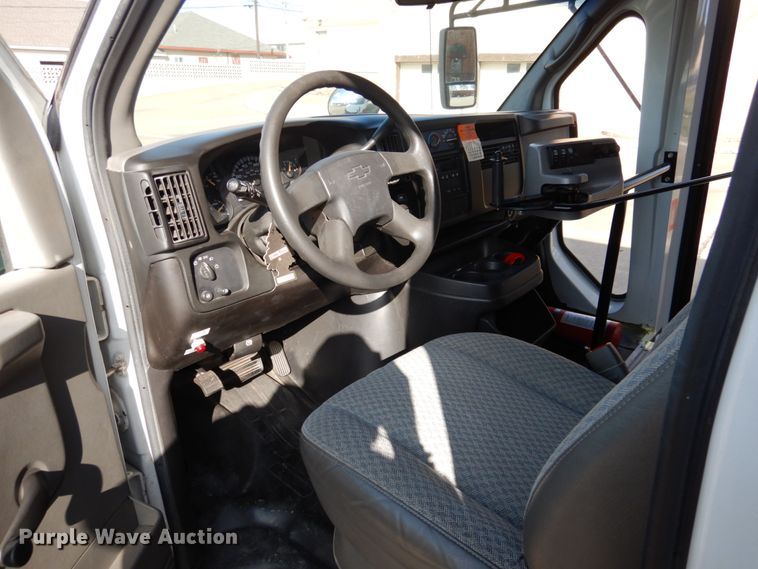 image for item GD9138 2005 Chevrolet Express G3500 shuttle bus