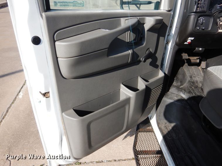 image for item GD9138 2005 Chevrolet Express G3500 shuttle bus