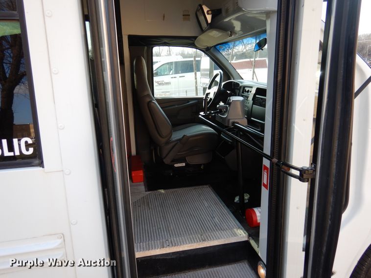 image for item GD9138 2005 Chevrolet Express G3500 shuttle bus