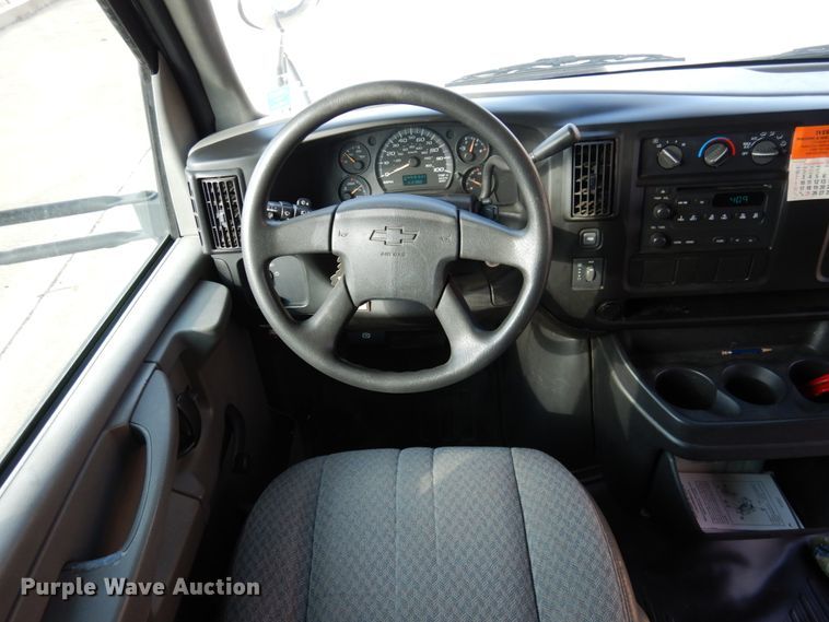 image for item GD9138 2005 Chevrolet Express G3500 shuttle bus