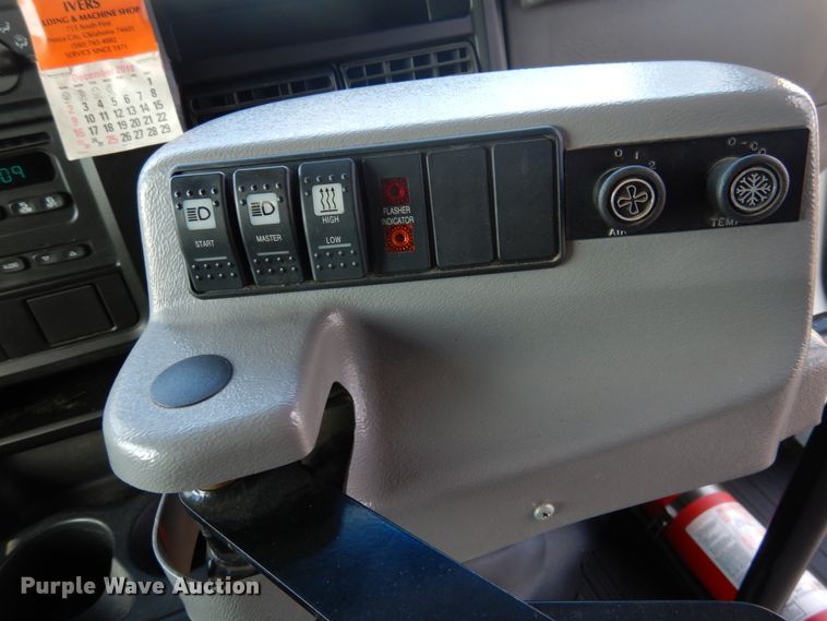 image for item GD9138 2005 Chevrolet Express G3500 shuttle bus