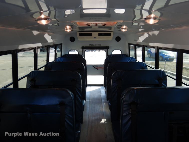 image for item GD9138 2005 Chevrolet Express G3500 shuttle bus