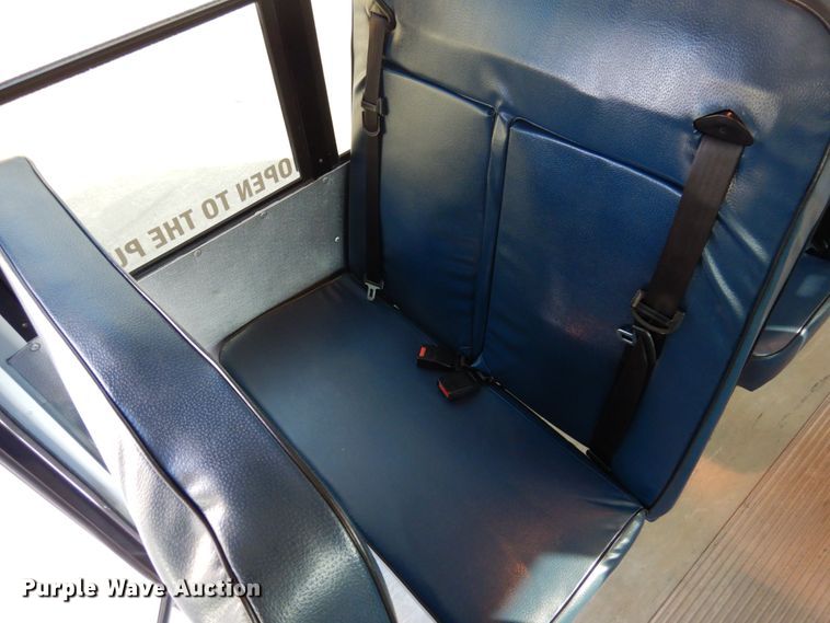 image for item GD9138 2005 Chevrolet Express G3500 shuttle bus