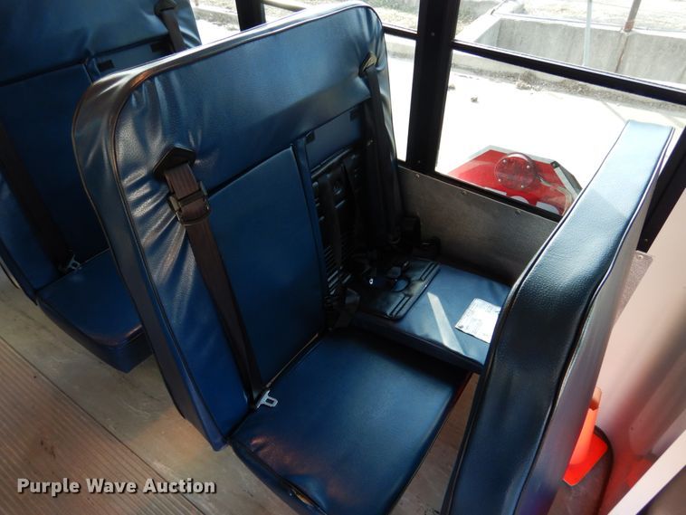 image for item GD9138 2005 Chevrolet Express G3500 shuttle bus