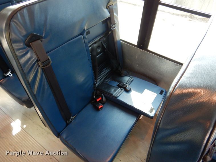 image for item GD9138 2005 Chevrolet Express G3500 shuttle bus