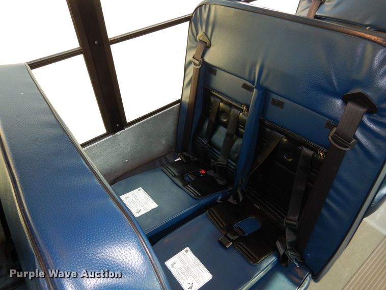 image for item GD9138 2005 Chevrolet Express G3500 shuttle bus