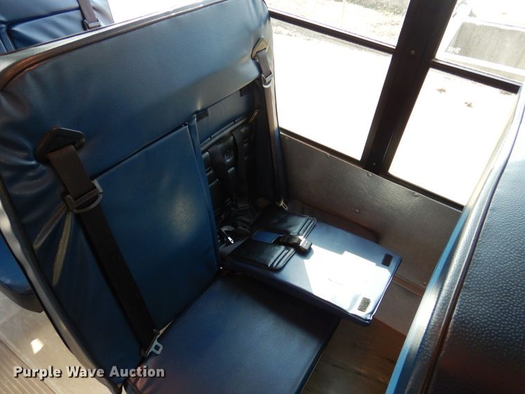 image for item GD9138 2005 Chevrolet Express G3500 shuttle bus