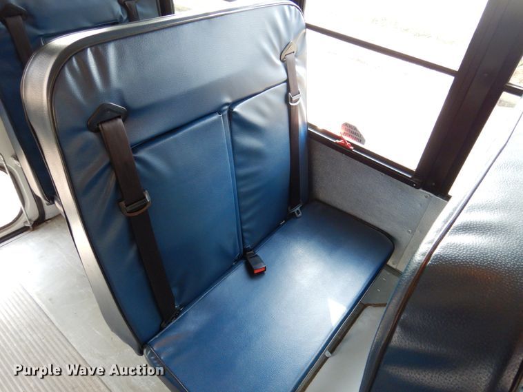 image for item GD9138 2005 Chevrolet Express G3500 shuttle bus