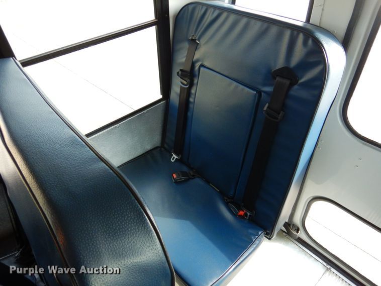 image for item GD9138 2005 Chevrolet Express G3500 shuttle bus