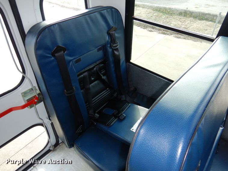 image for item GD9138 2005 Chevrolet Express G3500 shuttle bus