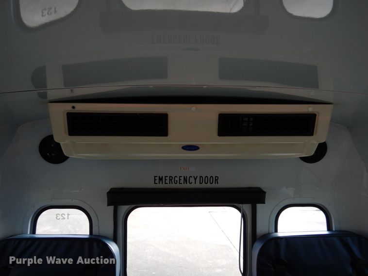 image for item GD9138 2005 Chevrolet Express G3500 shuttle bus