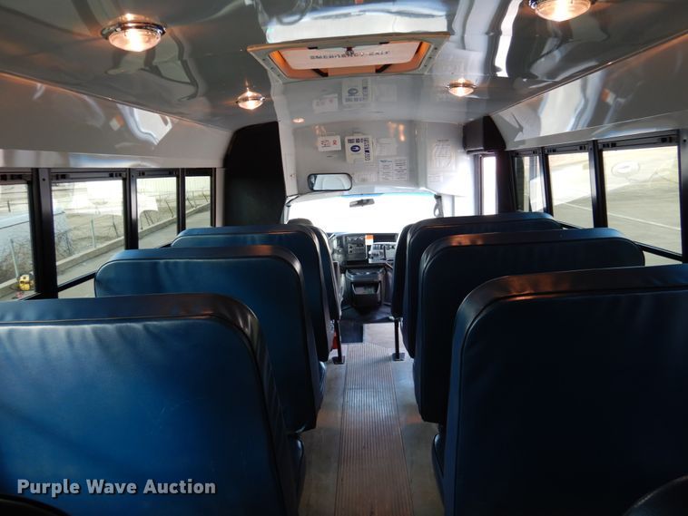 image for item GD9138 2005 Chevrolet Express G3500 shuttle bus