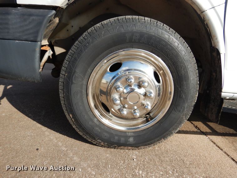 image for item GD9138 2005 Chevrolet Express G3500 shuttle bus