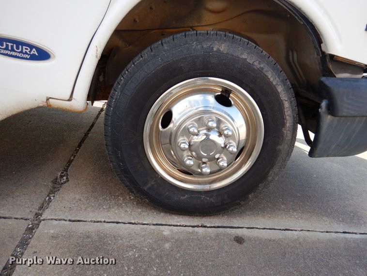 image for item GD9138 2005 Chevrolet Express G3500 shuttle bus