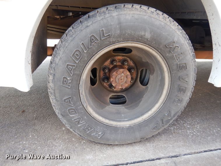 image for item GD9138 2005 Chevrolet Express G3500 shuttle bus