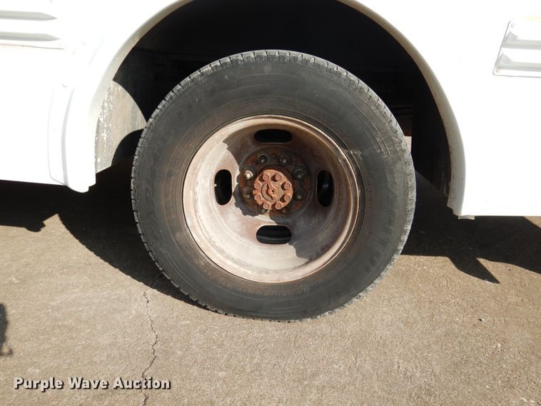 image for item GD9138 2005 Chevrolet Express G3500 shuttle bus