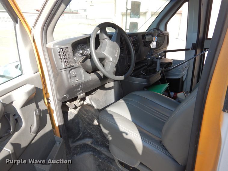 image for item GD9141 2003 GMC Savana G3500 Thomas school bus