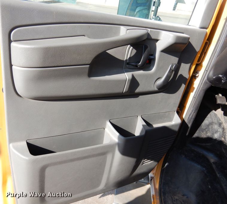 image for item GD9141 2003 GMC Savana G3500 Thomas school bus