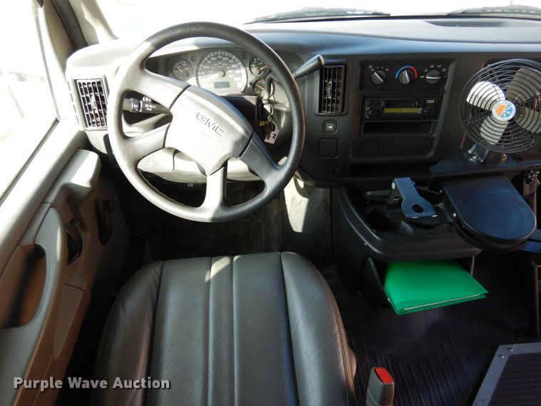 image for item GD9141 2003 GMC Savana G3500 Thomas school bus