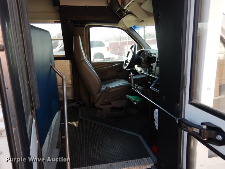 image for item GD9141 2003 GMC Savana G3500 Thomas school bus