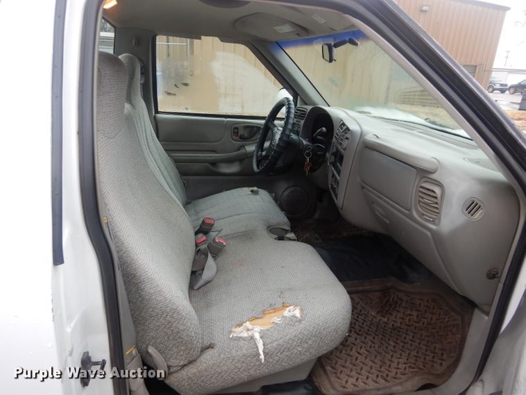 image for item GE9207 1998 Chevrolet S10 pickup truck