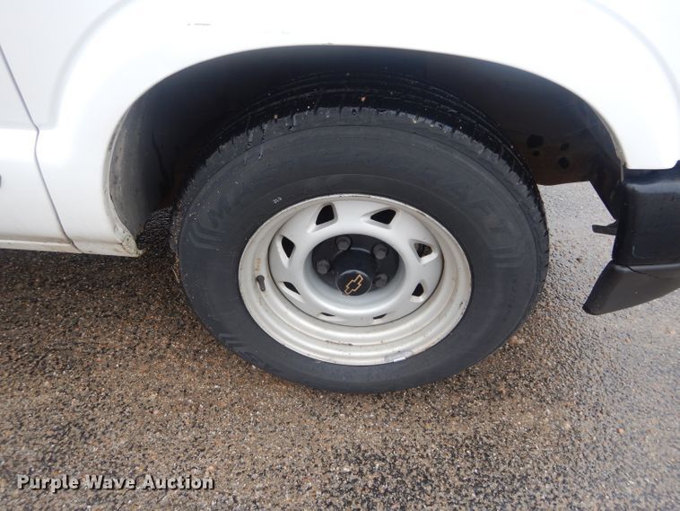 image for item GE9207 1998 Chevrolet S10 pickup truck