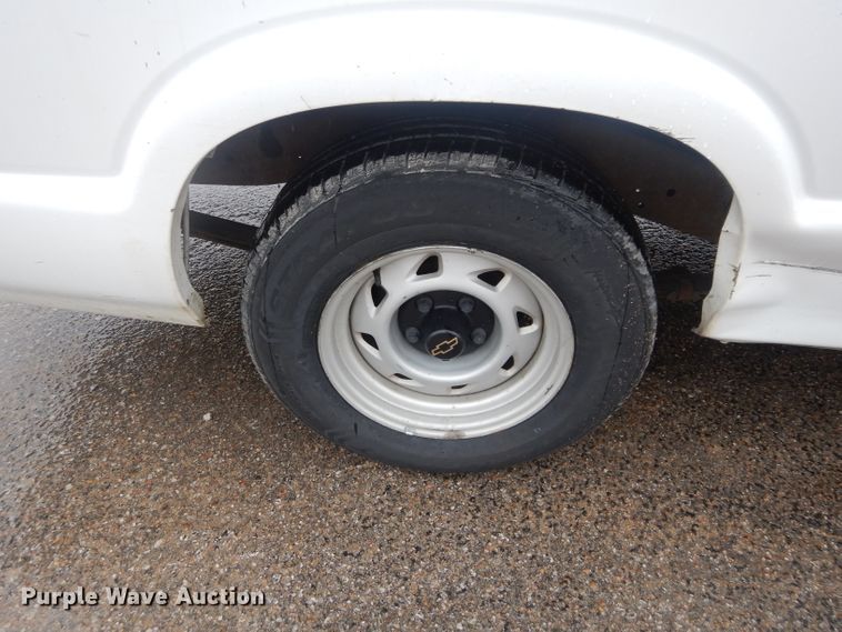 image for item GE9207 1998 Chevrolet S10 pickup truck