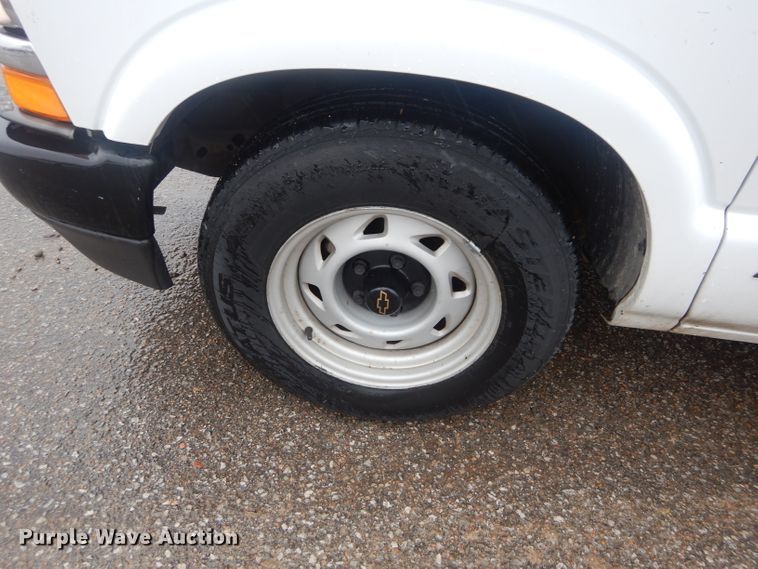 image for item GE9207 1998 Chevrolet S10 pickup truck