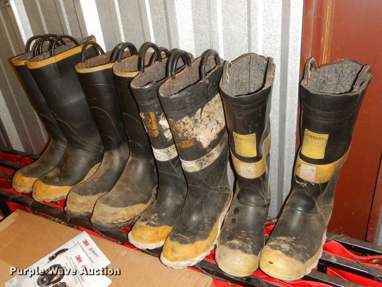 image for item GG9682 Approximately 17 pairs of rubber boots