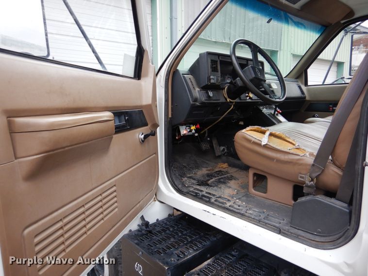 image for item GN9975 1995 Chevrolet Kodiak C6500 digger derrick truck