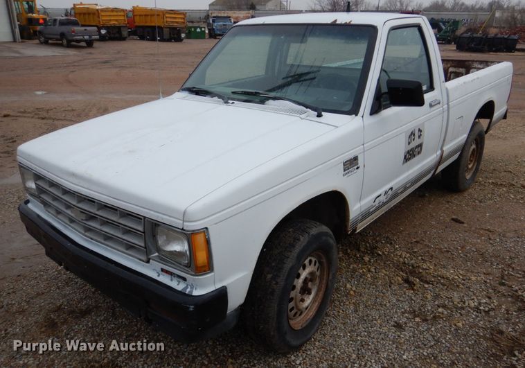 image for item GN9977 1989 Chevrolet S10 pickup truck