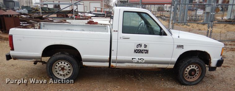 image for item GN9977 1989 Chevrolet S10 pickup truck