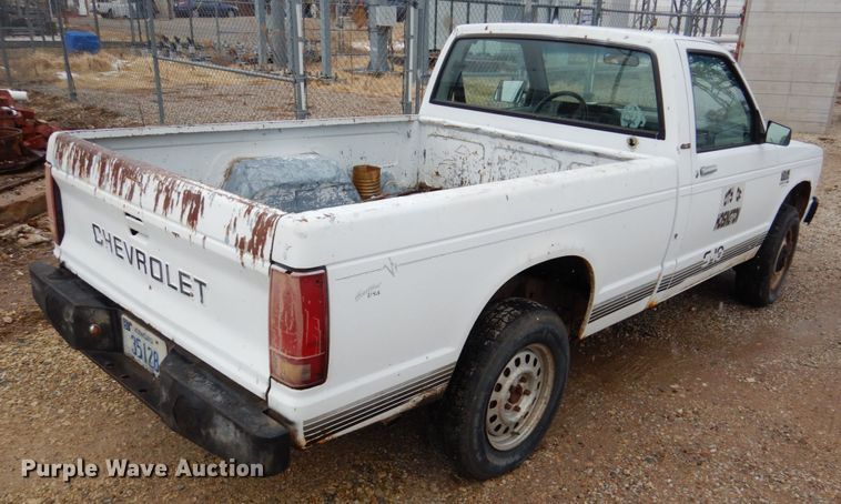 image for item GN9977 1989 Chevrolet S10 pickup truck