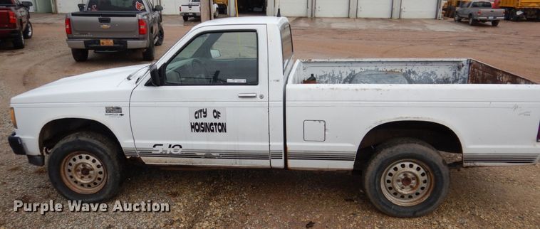 image for item GN9977 1989 Chevrolet S10 pickup truck
