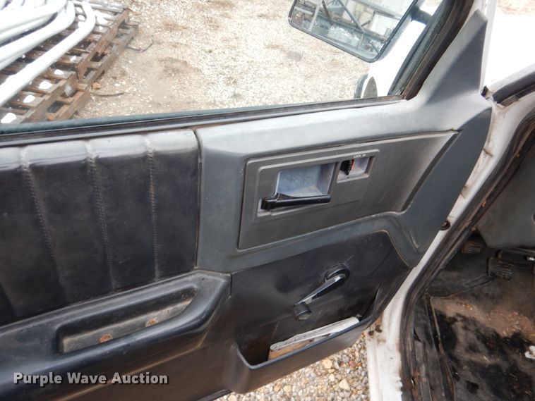 image for item GN9977 1989 Chevrolet S10 pickup truck