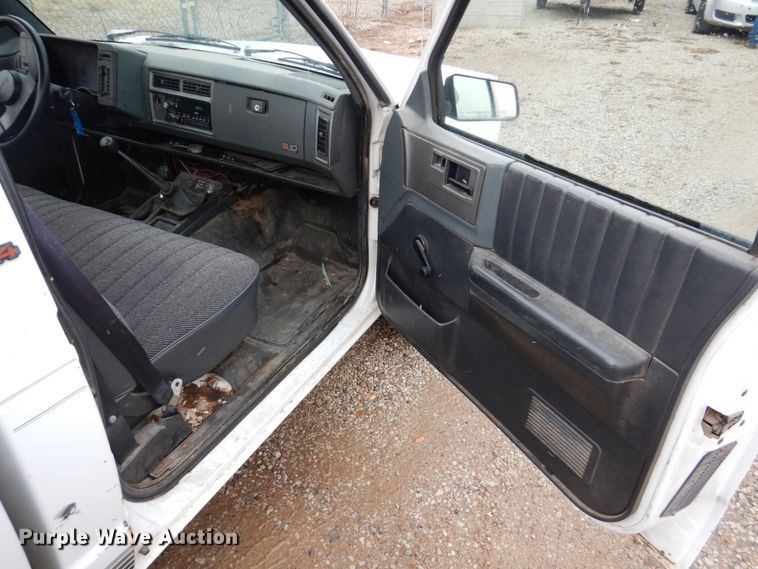image for item GN9977 1989 Chevrolet S10 pickup truck