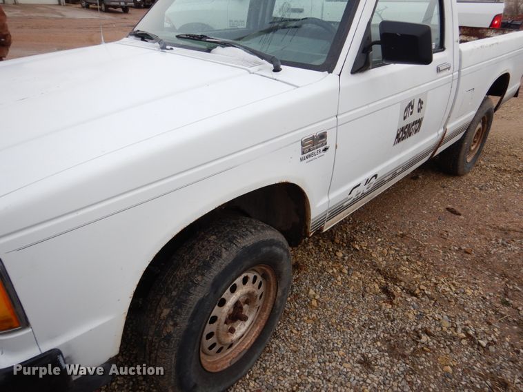 image for item GN9977 1989 Chevrolet S10 pickup truck