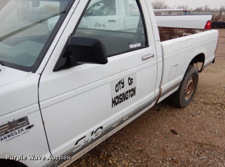 image for item GN9977 1989 Chevrolet S10 pickup truck