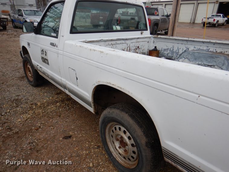 image for item GN9977 1989 Chevrolet S10 pickup truck