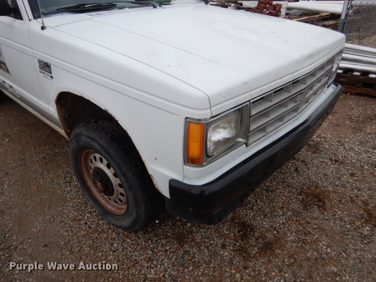 image for item GN9977 1989 Chevrolet S10 pickup truck